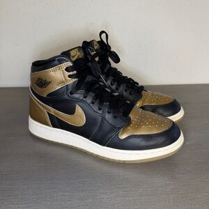 Nike Air Jordan 1 Retro High OG Black Metallic Gold GS 7Y Youth Teens Sneakers